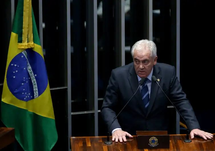 Otto Alencar ao lado de bandeira do Brasil
