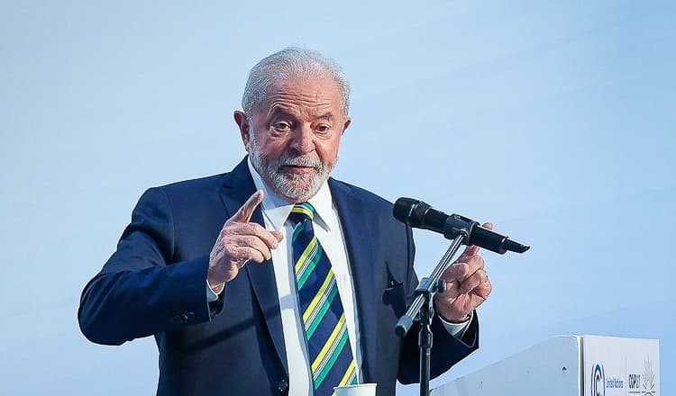 Foto Lula assina decreto de GLO durante passagem por Belém para a COP30
