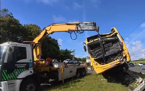 Foto Motorista cochila no volante e ônibus atinge poste na Avenida Paralela