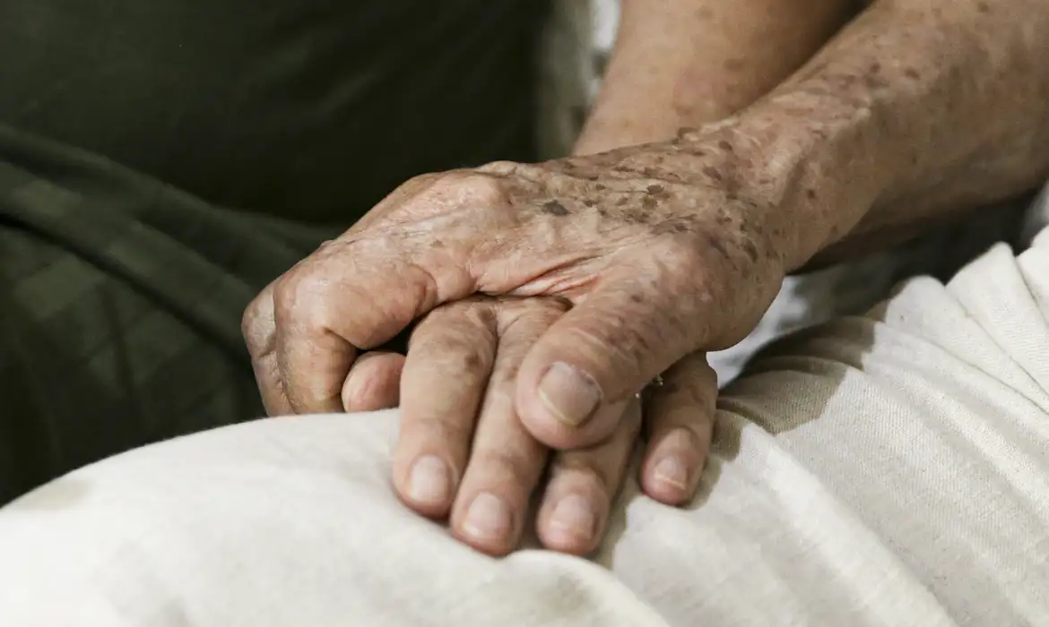 Mãos de dois idosos entrelaçadas