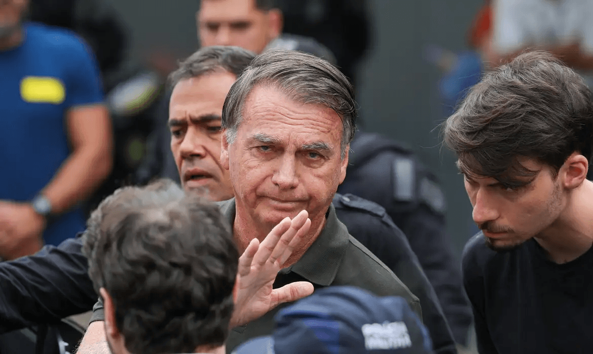 Bolsonaro acompanhado por policiais 