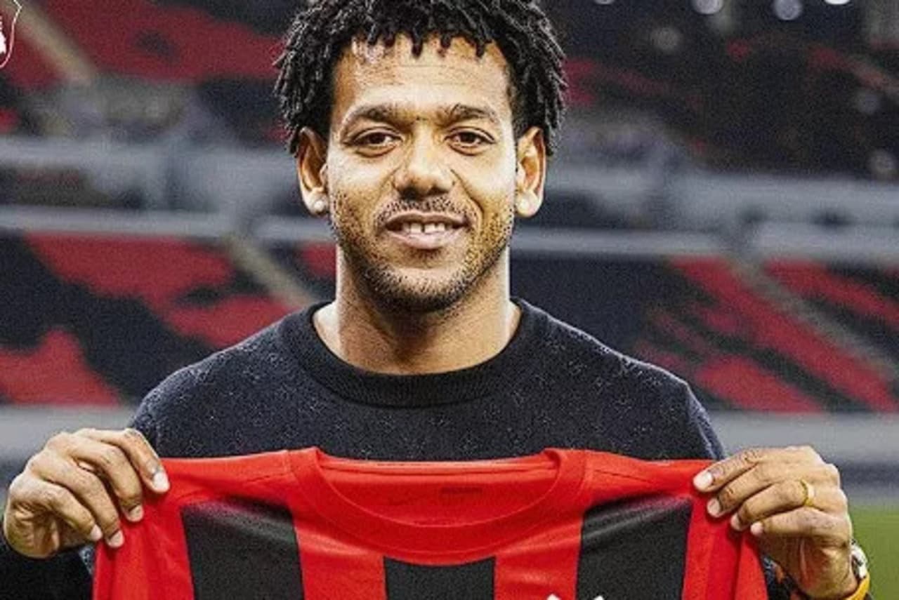 Jogador Romarinho segurando camisa do Leão