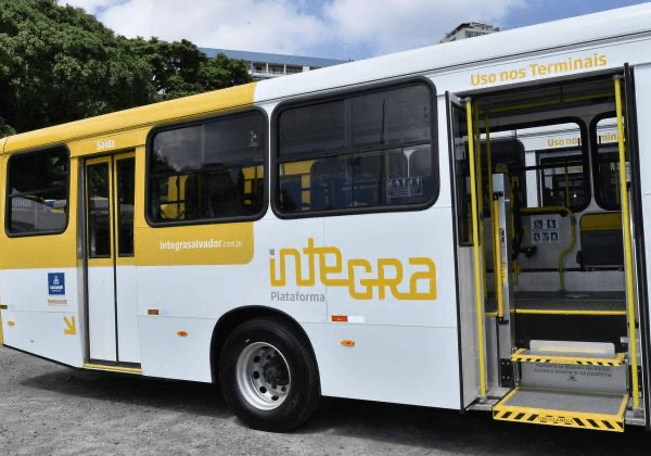  Vandalismo em ônibus termina com criança ferida em bairro de Salvador