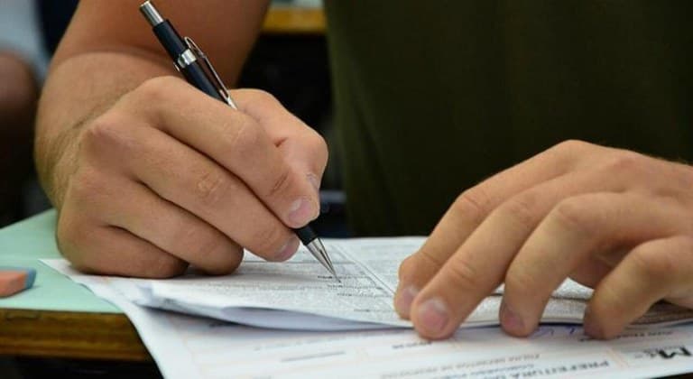 pessoa fazendo concurso