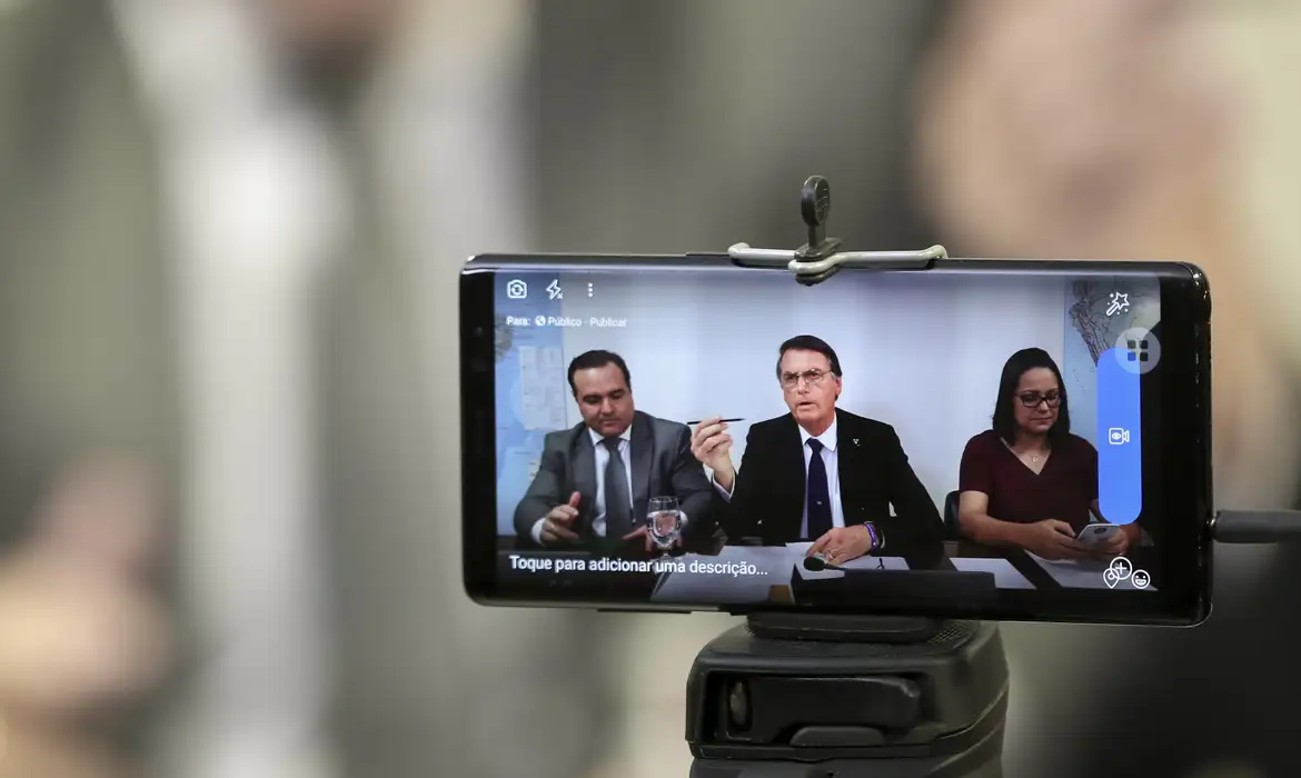 Celular transmitindo live de bolsonaro 