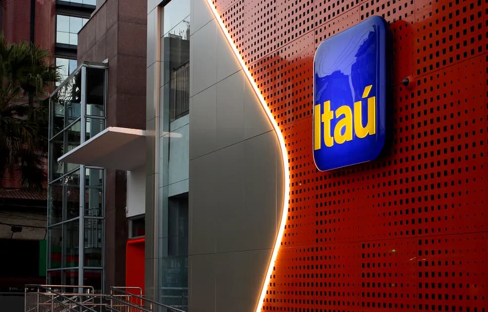 Foto Itaú demite mais de mil funcionários em meio a críticas ao home office