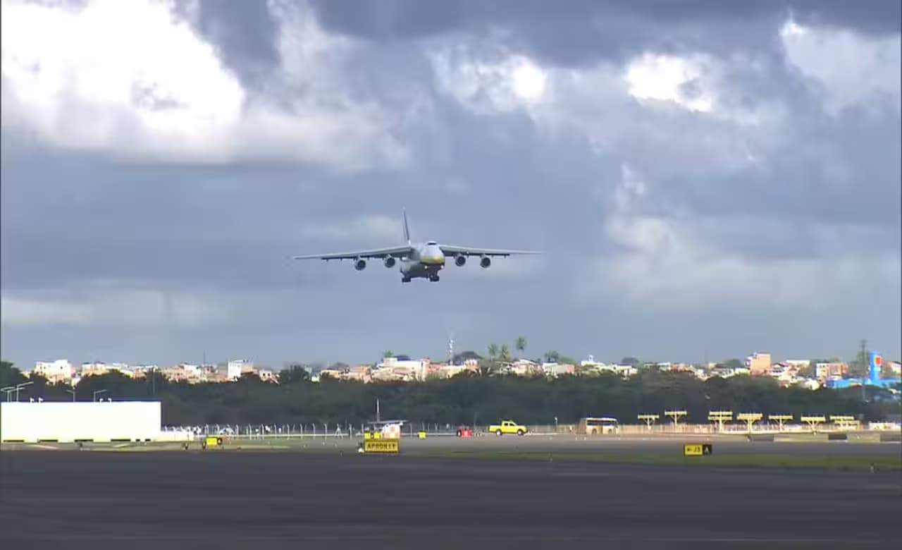Avião da FAB tem pneu furado durante pouso em Salvador