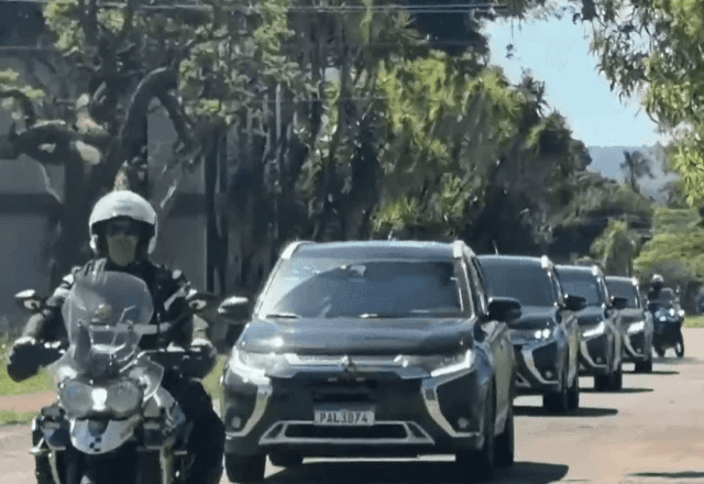 Comboio da Polícia acompanha Bolsonaro em saída da PF para cirurgia
