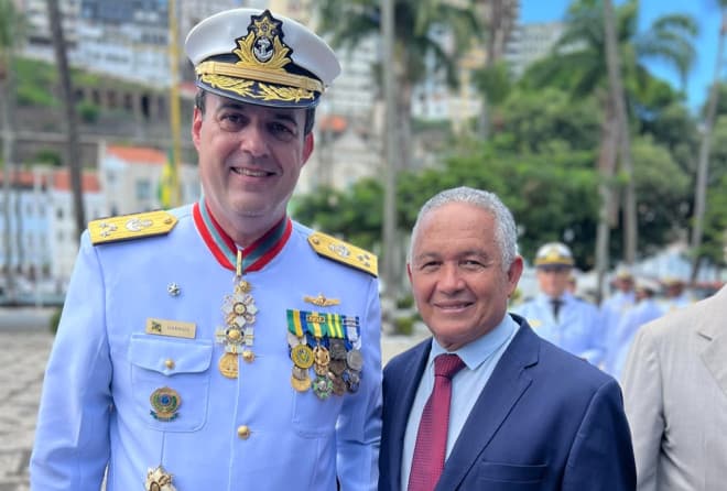 O vice-almirante Gustavo Calero ao lado do vereador Téo Senna