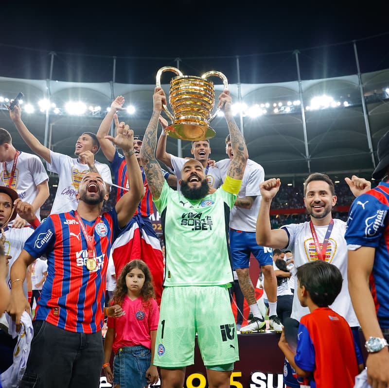 time do vitória durante celebração da conquista do Nordestão 2025
